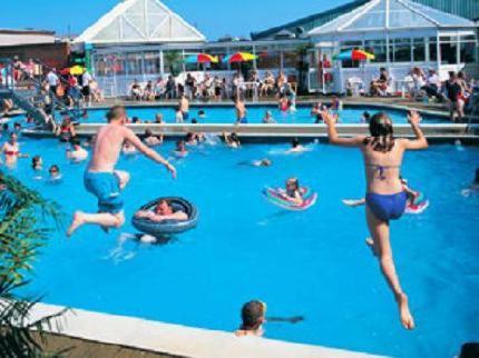 Blue Dolphin Holiday Park Gristhorpe Exterior photo